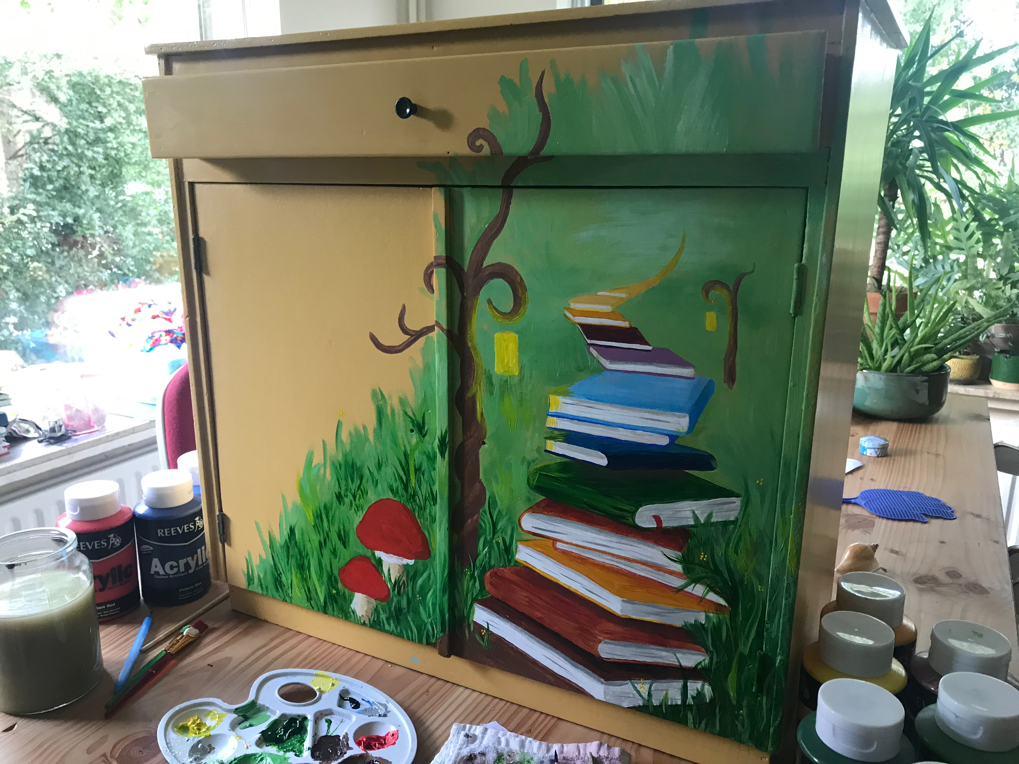 Boekenkastje aan het beschilderen